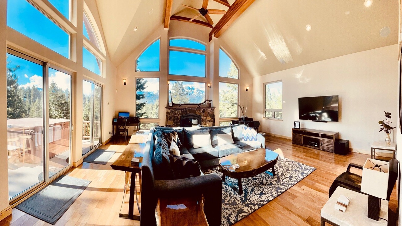 Photo of Livingroom in Angora Highlands