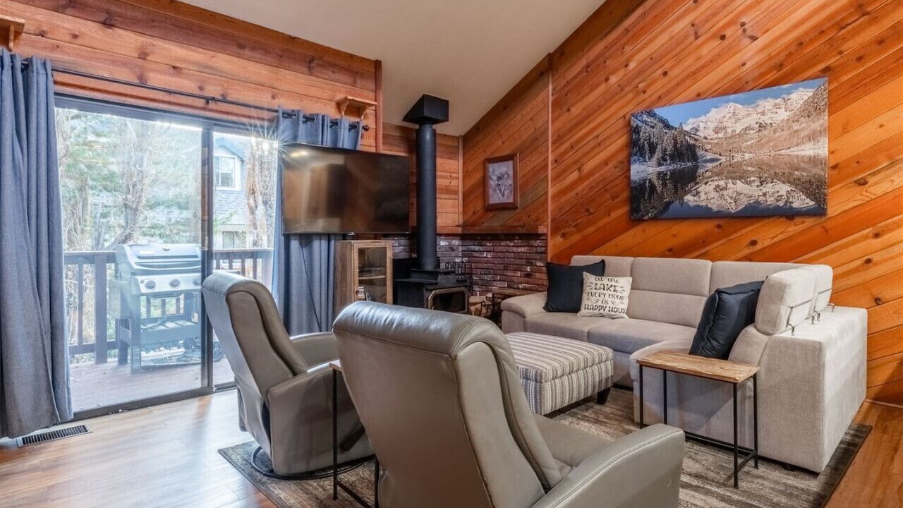 Photo of Livingroom in June Lake