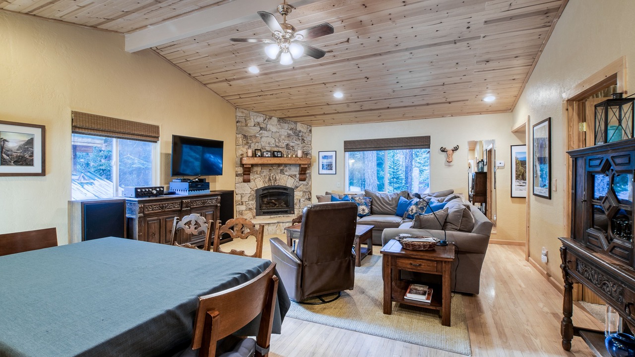 Photo of Livingroom in Donner Lake Woods