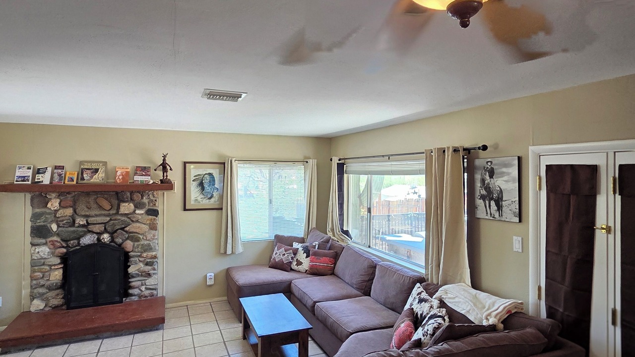 Photo of Livingroom in Black Canyon City