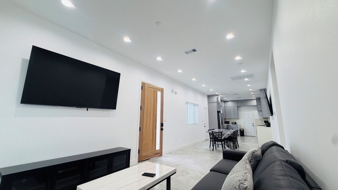 Photo of Livingroom in Midway City