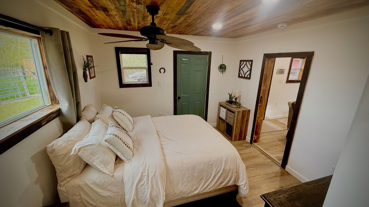 Photo of Bedroom in Redwood
