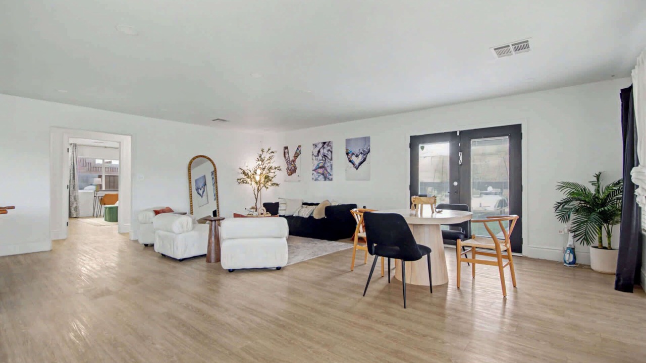 Photo of Livingroom in Enterprise