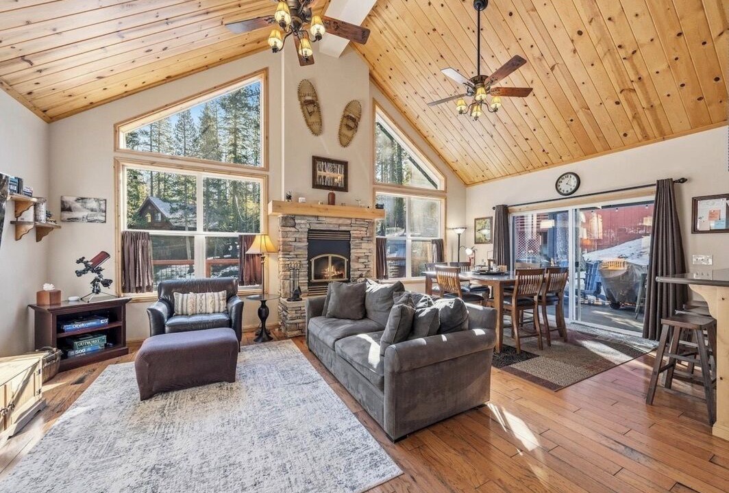 Photo of Livingroom in Serene Lakes