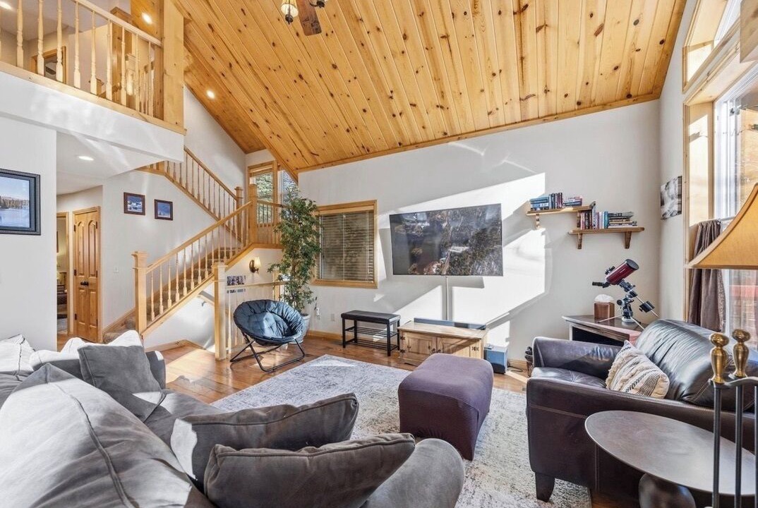 Photo of Livingroom in Serene Lakes
