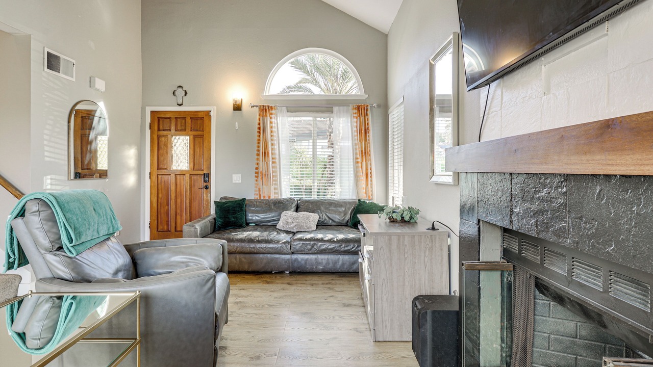 Photo of Livingroom in Peacock