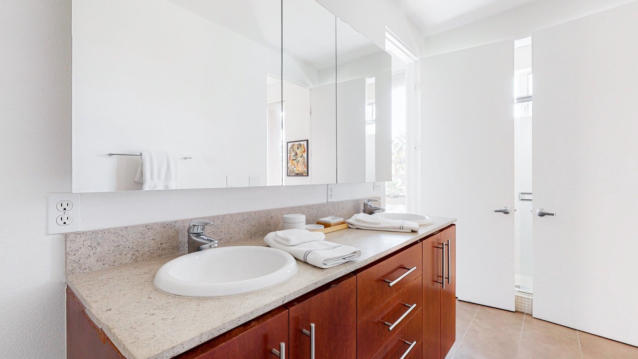 Photo of Bathroom in Canyon Corridor