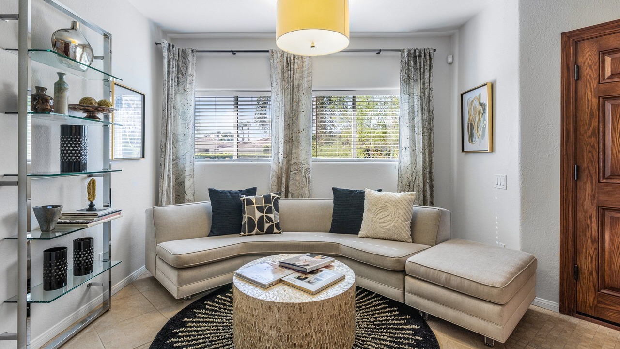 Photo of Livingroom in Racquet Club West