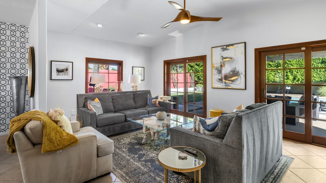Photo of Livingroom in Racquet Club West