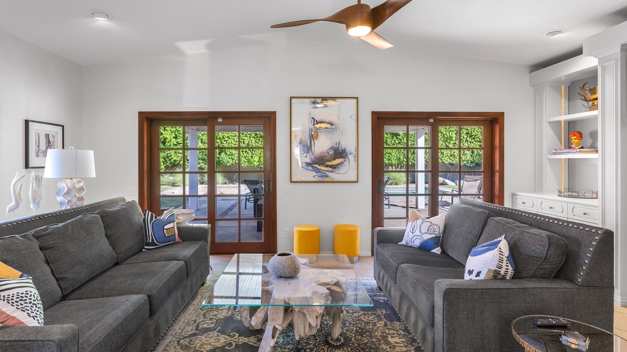 Photo of Livingroom in Racquet Club West