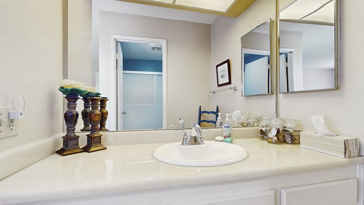 Photo of Bathroom in Canyon Corridor