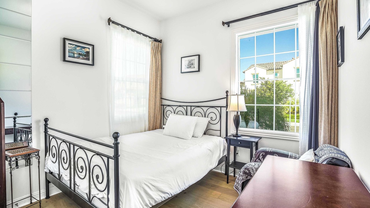 Photo of Bedroom in Lake Forest