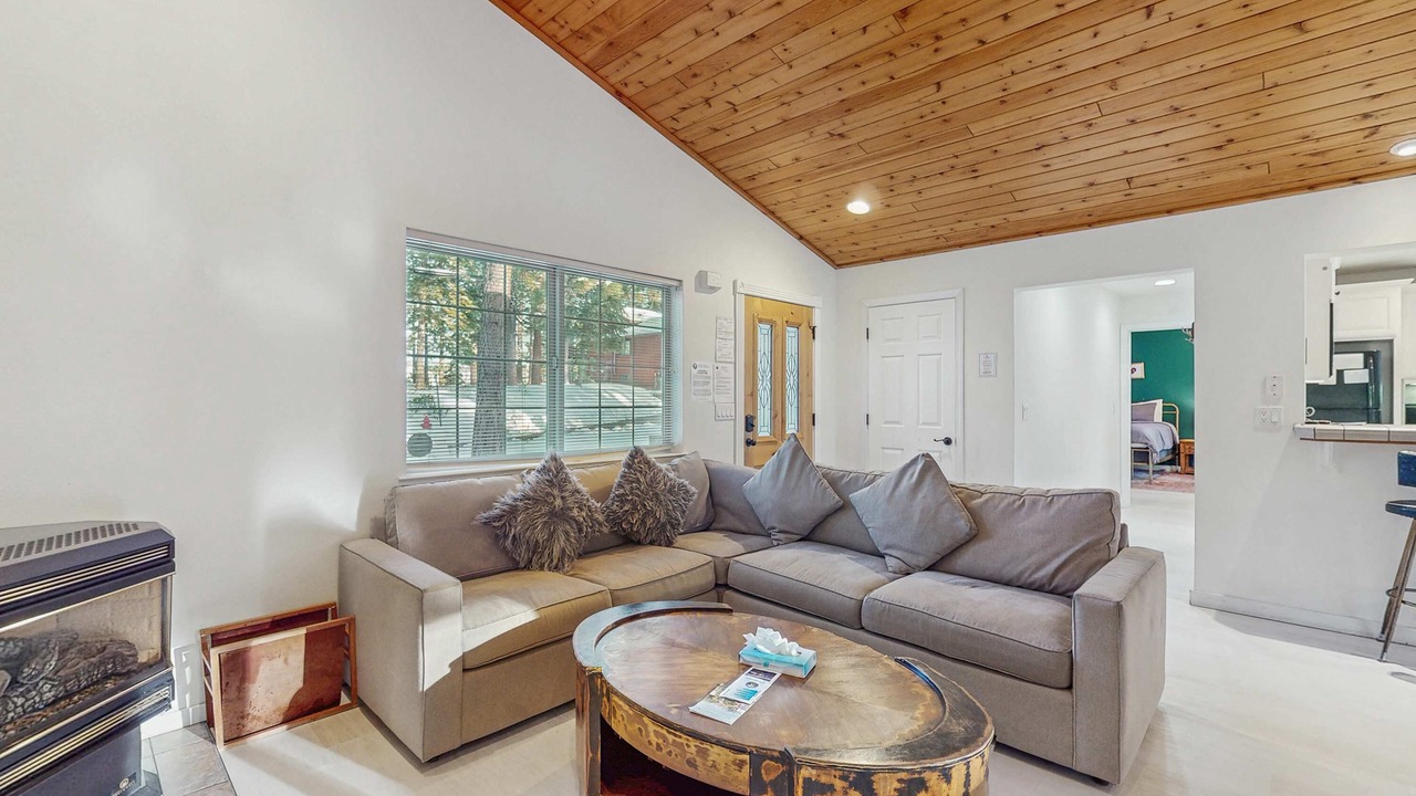Photo of Livingroom in Country Club Estates