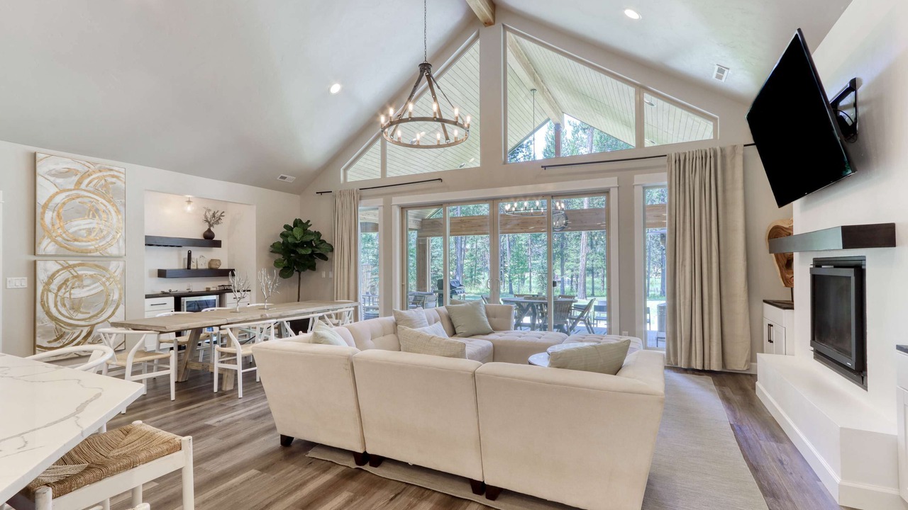 Photo of Livingroom in Oregon Water Wonderland