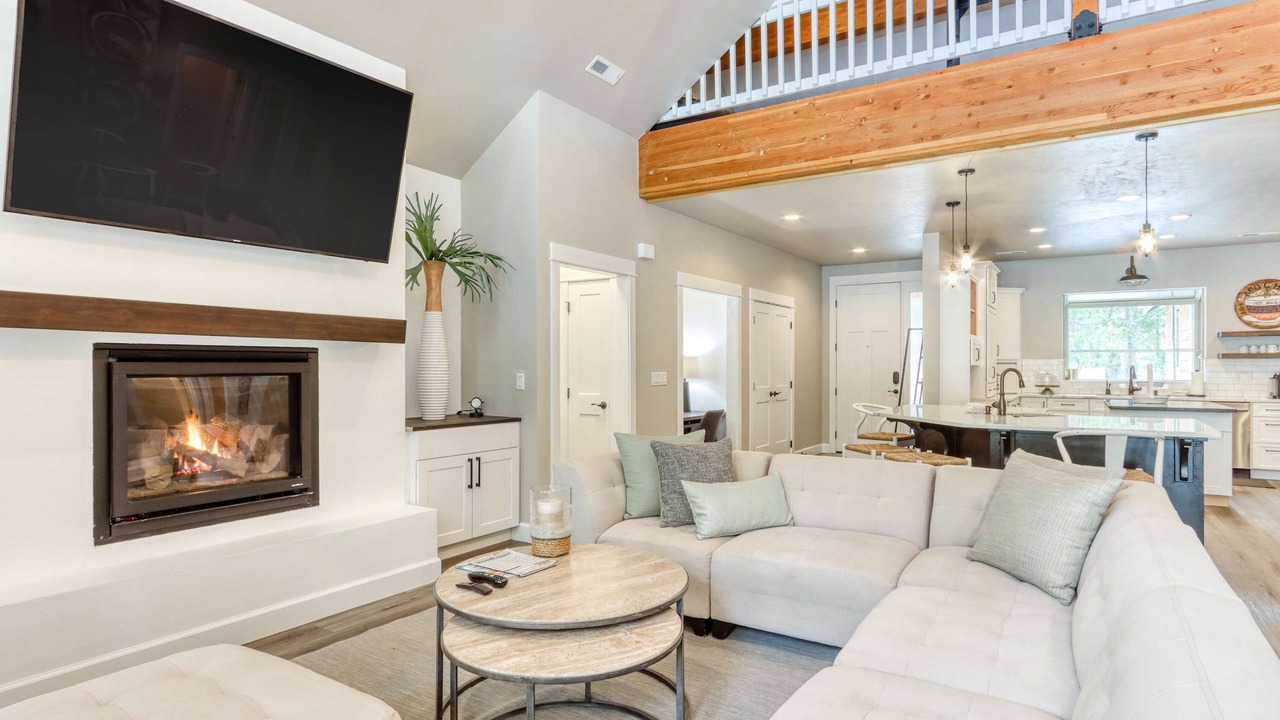 Photo of Livingroom in Oregon Water Wonderland