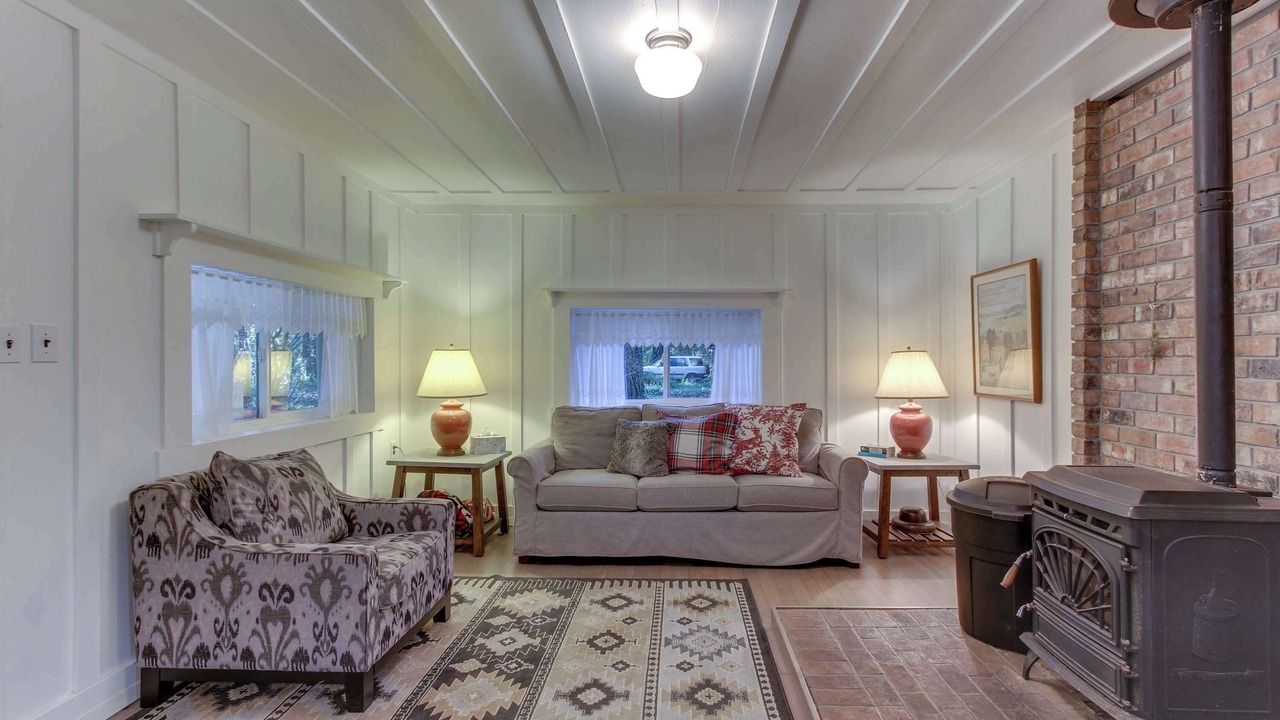 Photo of Livingroom in McKenzie Bridge