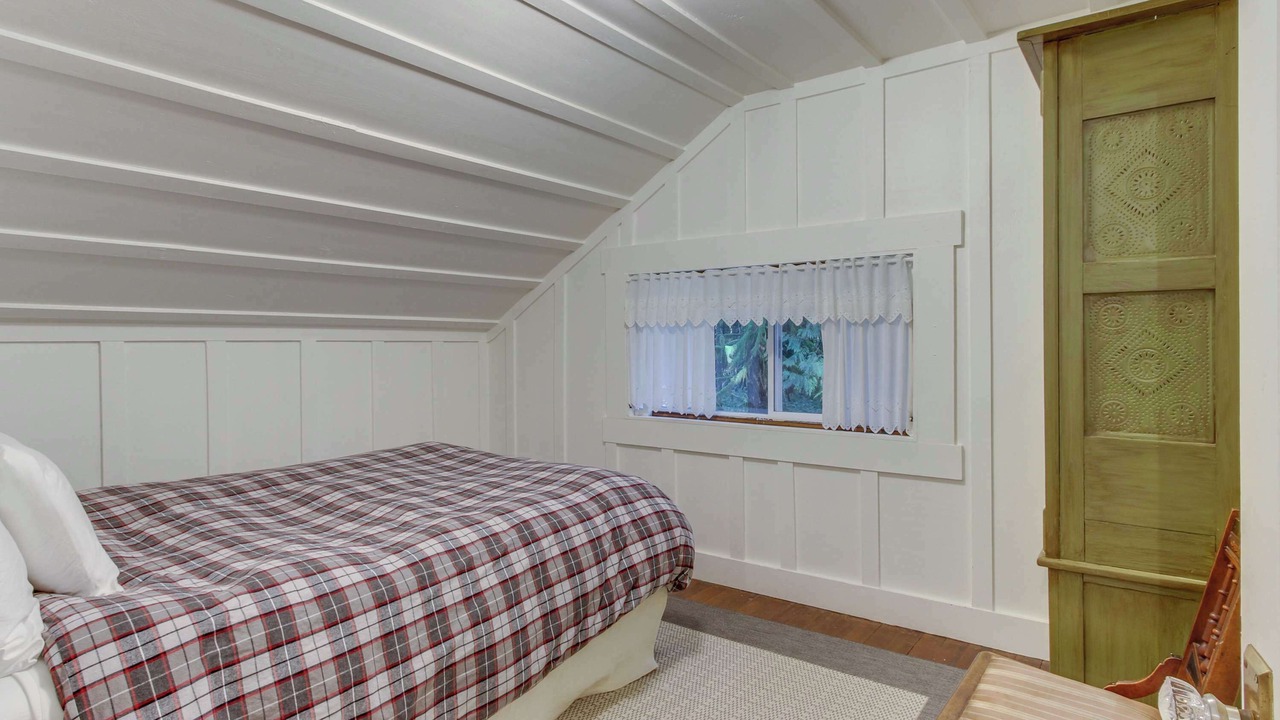 Photo of Bedroom in McKenzie Bridge