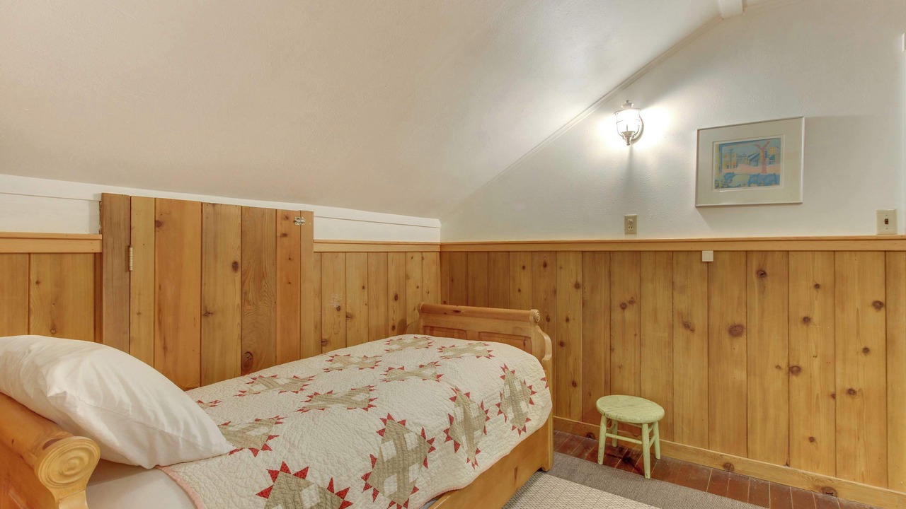 Photo of Bedroom in McKenzie Bridge