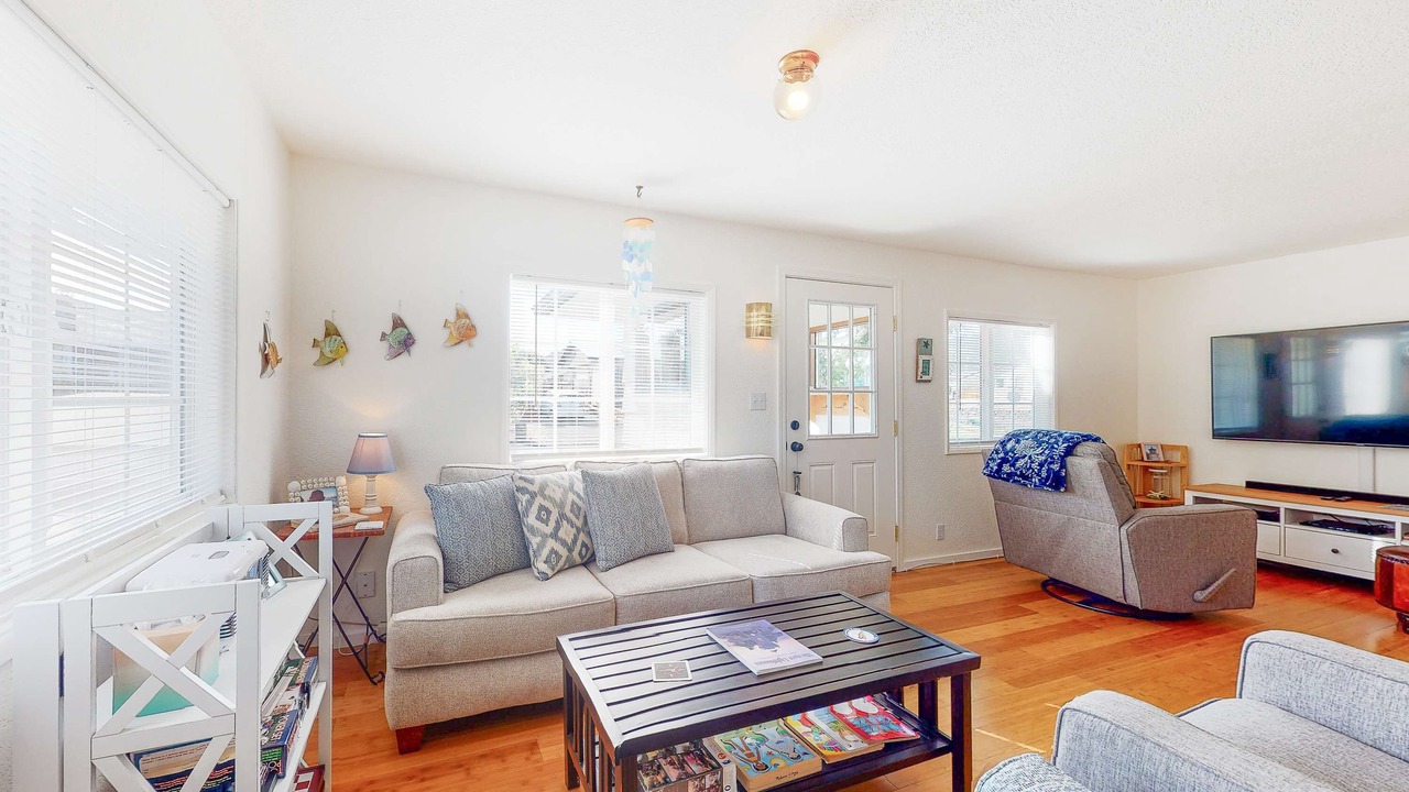Photo of Livingroom in Winchester Bay