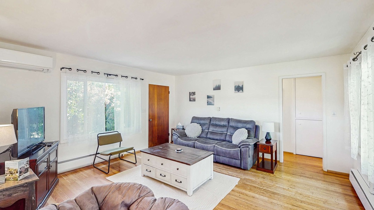Photo of Livingroom in Thurston