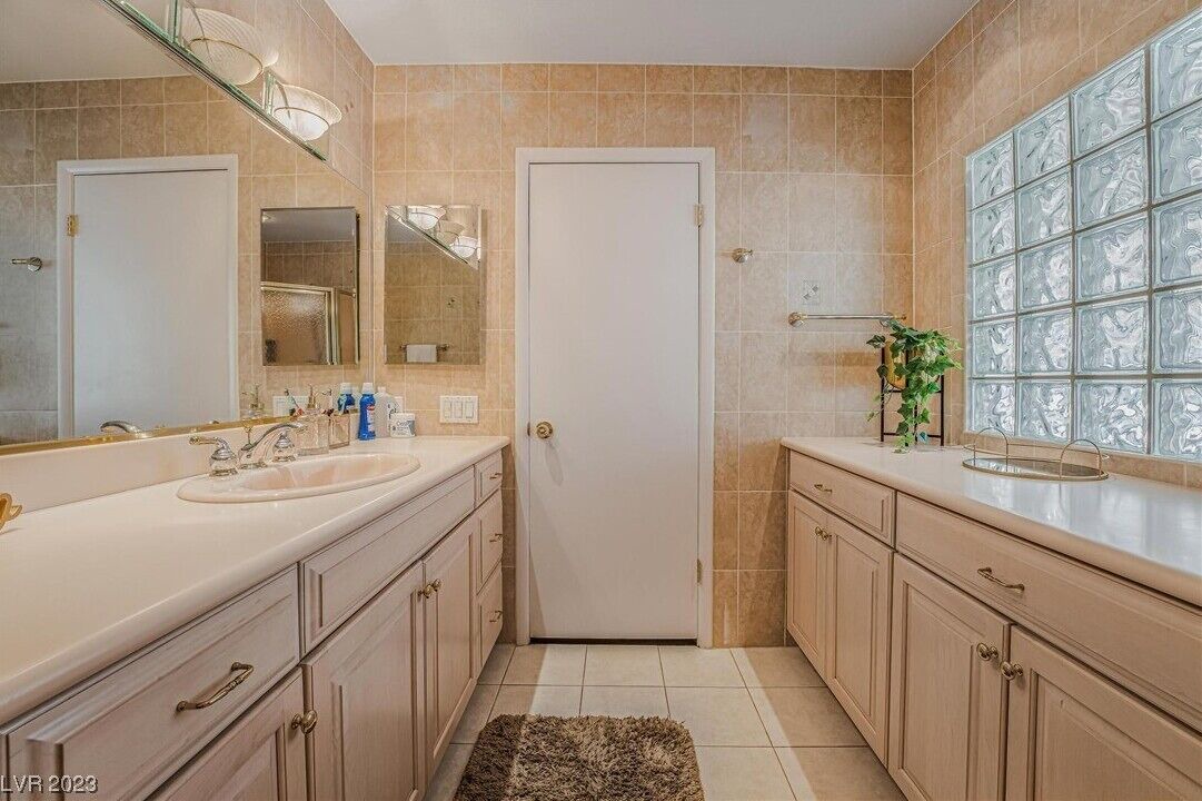 Photo of Bathroom in Rainbow Park