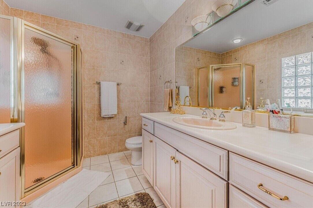 Photo of Bathroom in Rainbow Park