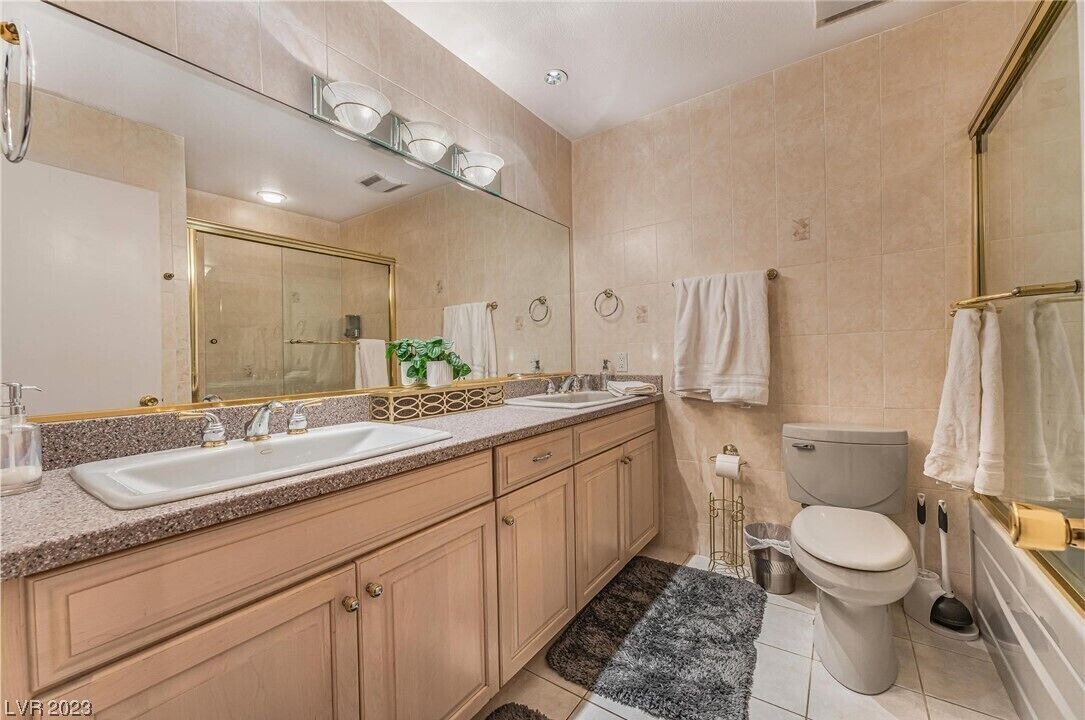 Photo of Bathroom in Rainbow Park