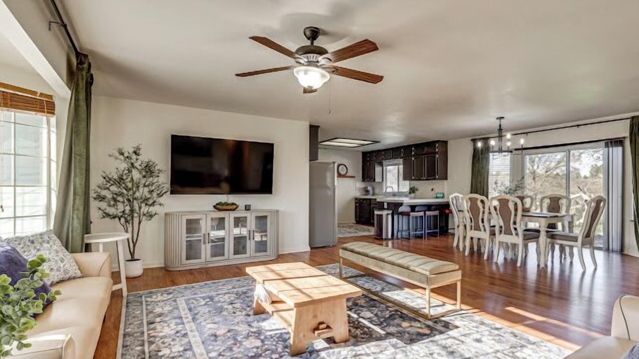 Photo of Livingroom in Yosemite Lakes