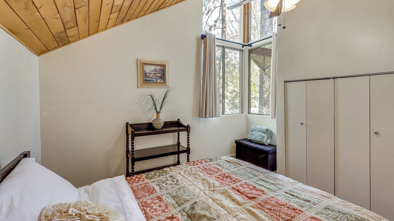 Photo of Bedroom in Wrightwood