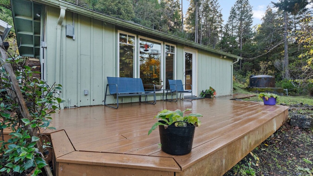 Photo of Patio Balcony in Crescent City