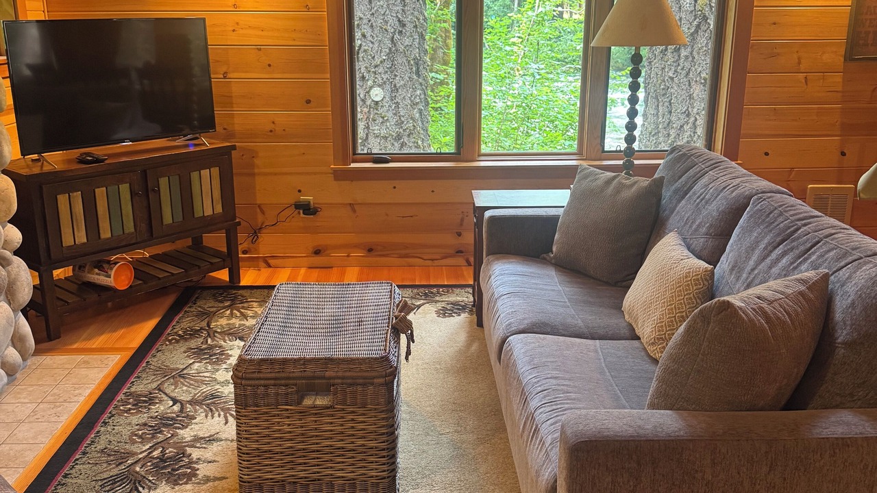 Photo of Livingroom in McKenzie Bridge