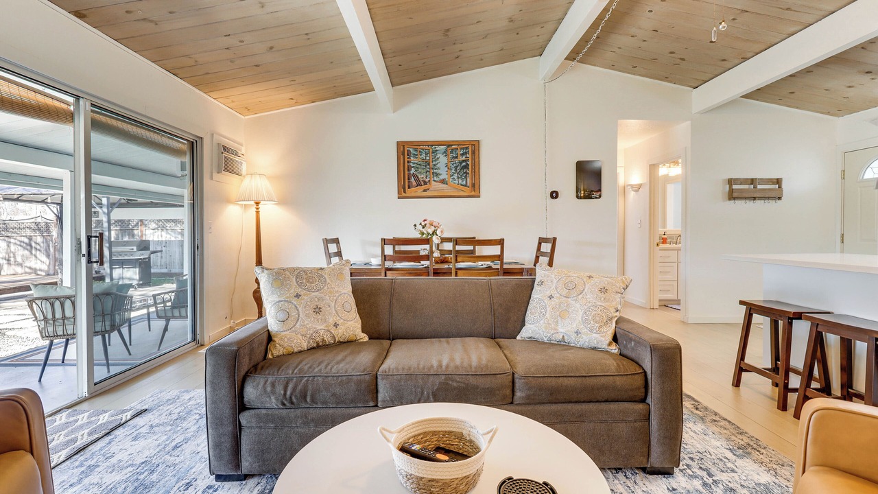 Photo of Livingroom in Lakeport