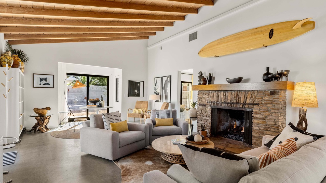 Photo of Livingroom in Racquet Club West