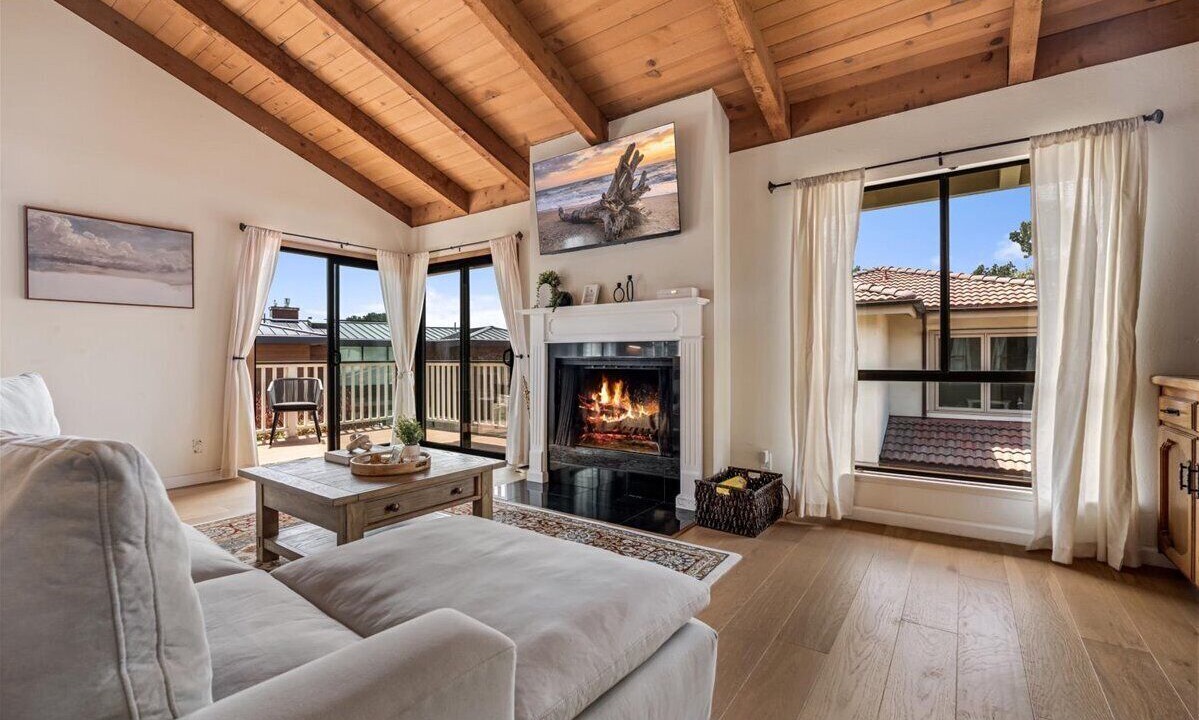 Photo of Livingroom in Del Monte Forest