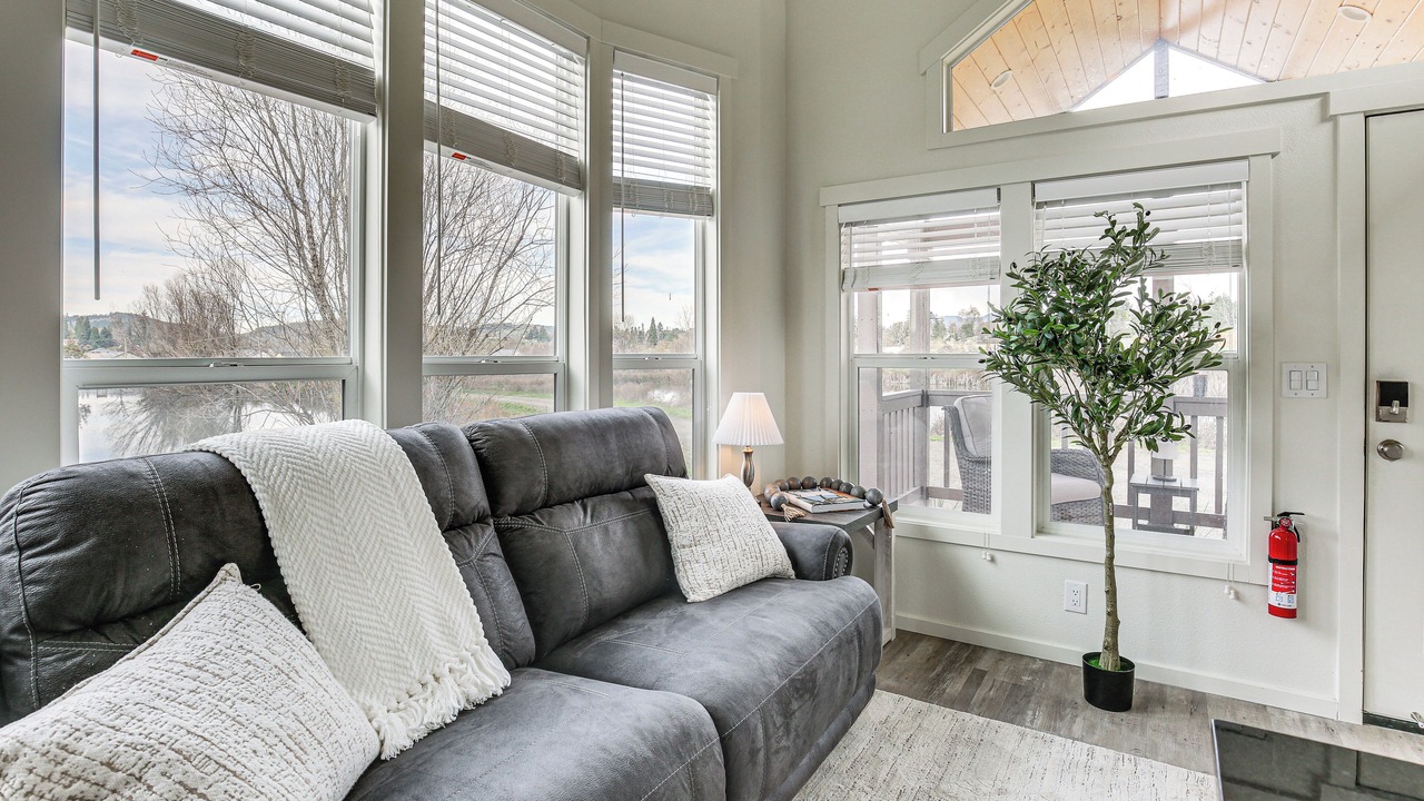 Photo of Livingroom in Oakland