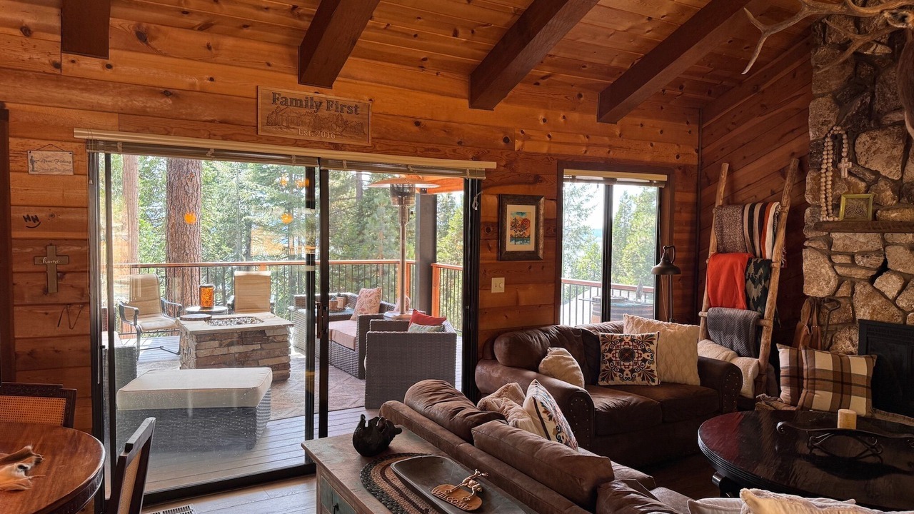 Photo of Livingroom in Lake Almanor Country Club