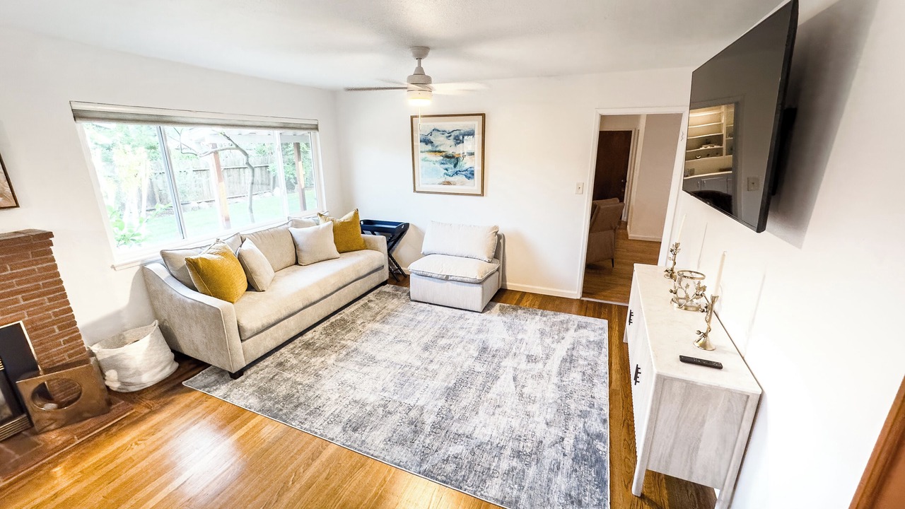 Photo of Livingroom in Central Davis