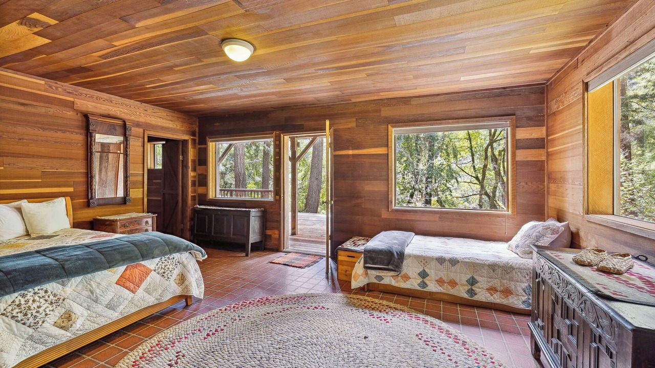 Photo of Bedroom in Redwood Valley