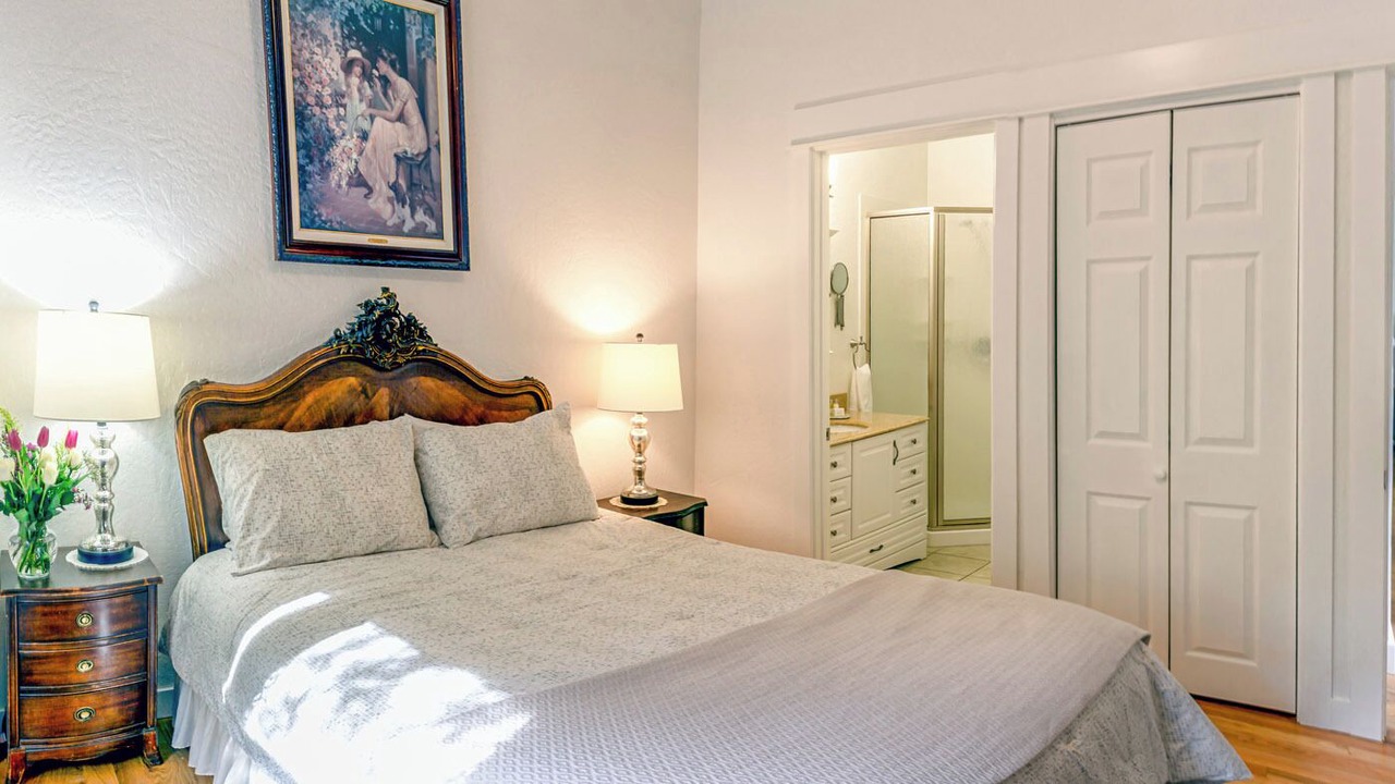 Photo of Bedroom in Siskiyou-Hargadine Historic District