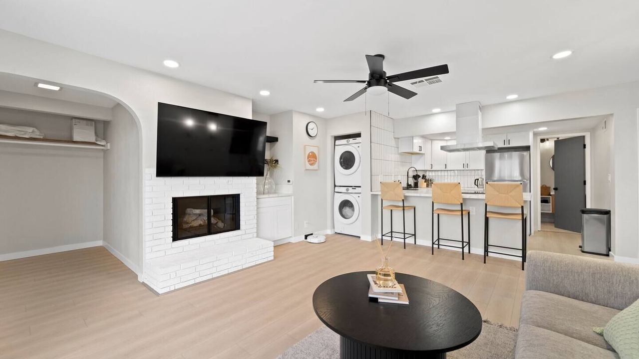 Photo of Livingroom in Bay Park