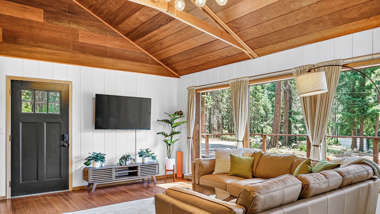 Photo of Livingroom in Klamath Lake