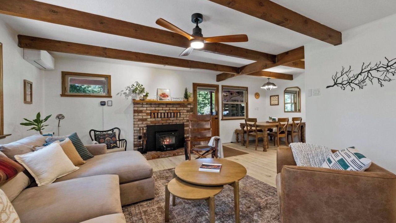 Photo of Livingroom in Strawberry