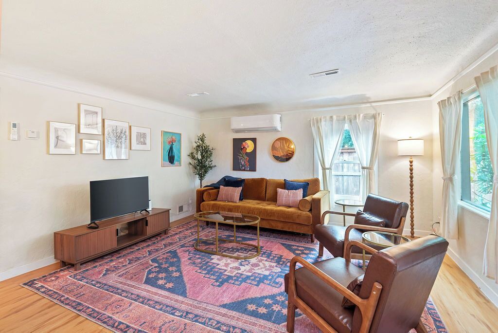 Photo of Livingroom in Oak Grove