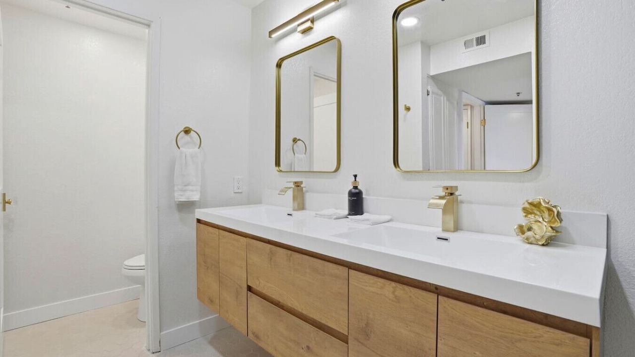 Photo of Bathroom in Edgemar - Pacific Manor