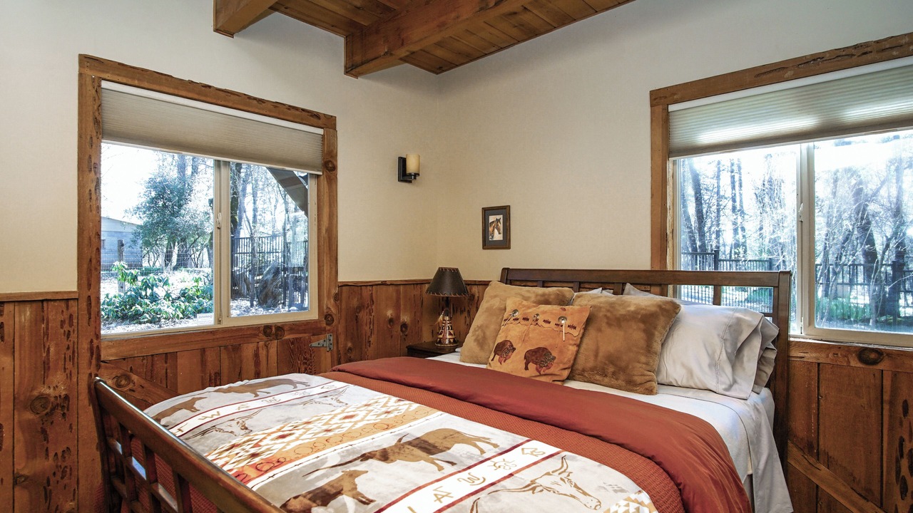 Photo of Bedroom in Shingletown