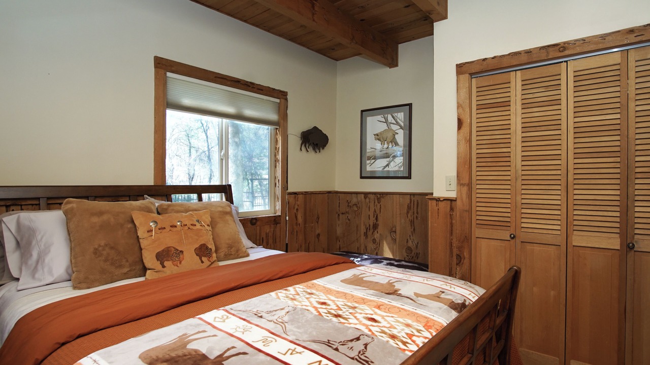 Photo of Bedroom in Shingletown