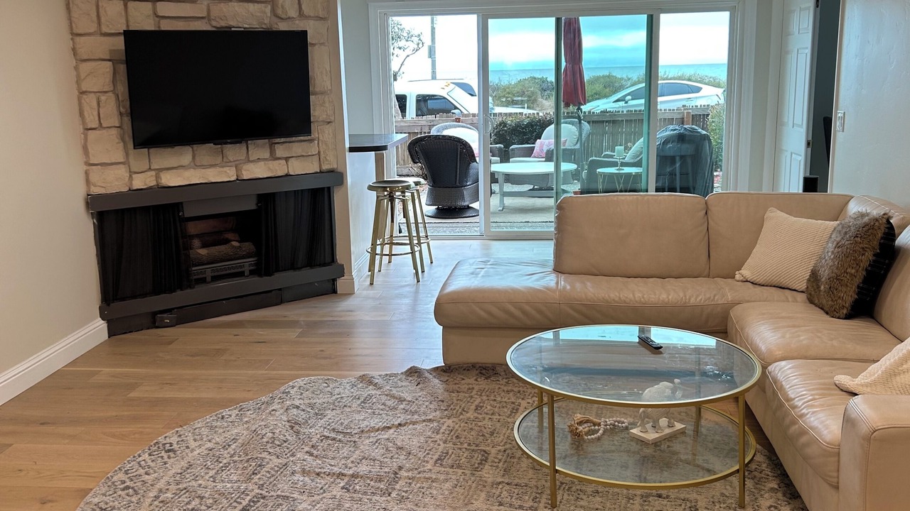 Photo of Livingroom in West Alameda