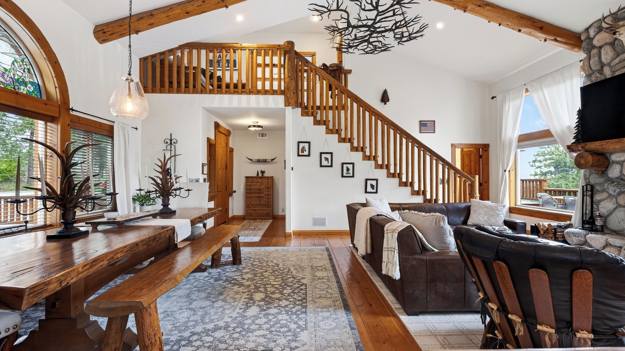 Photo of Livingroom in Lake Arrowhead