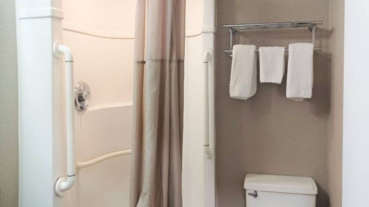 Photo of Bathroom in Raisin