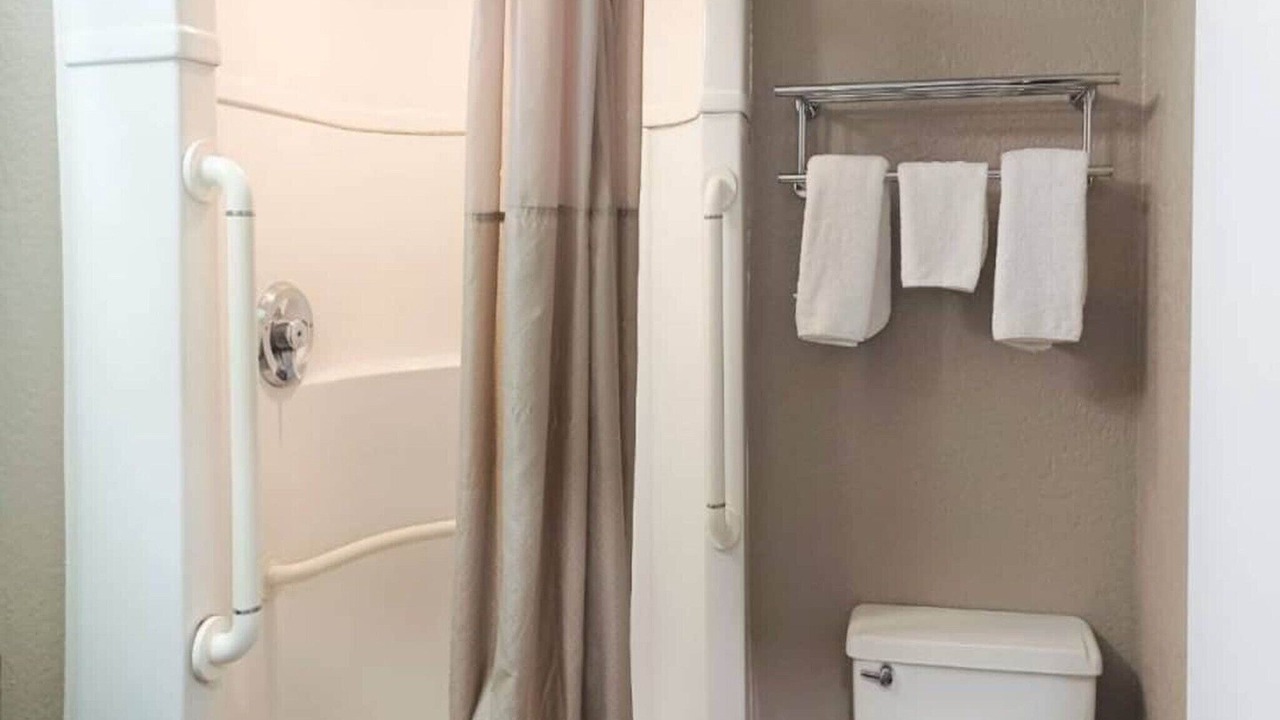 Photo of Bathroom in Raisin